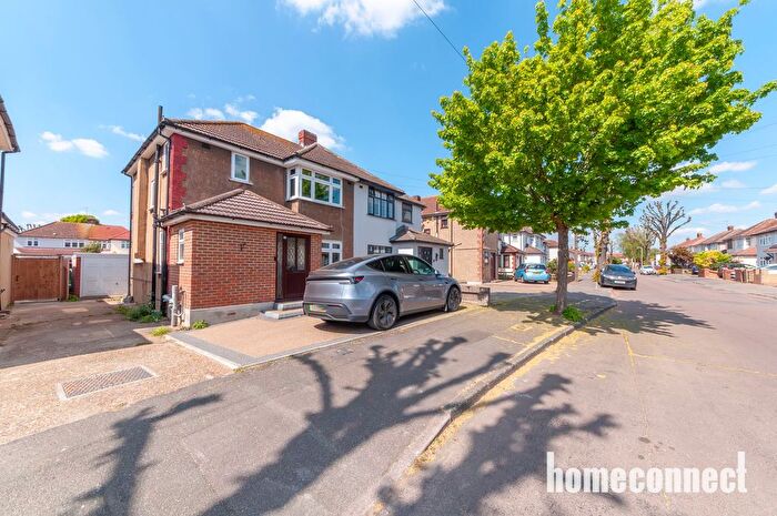 3 Bedroom Semi Detached House For Sale In Elms Farm Road, Hornchurch, RM12