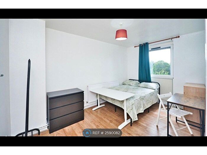 3 Bedroom Flat To Rent In Candy Street, London, E3