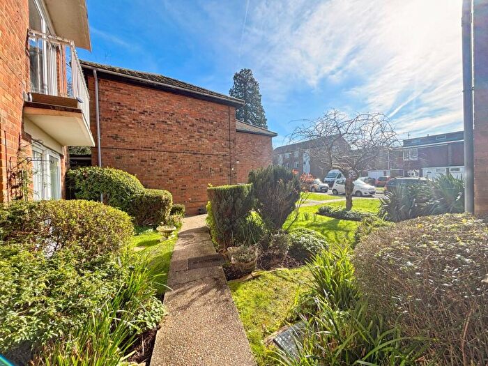 2 Bedroom Apartment To Rent In Newlands Crescent, East Grinstead, RH19