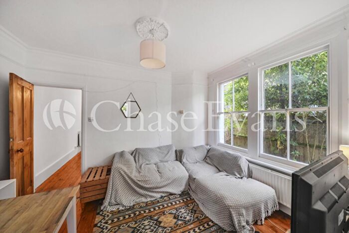 3 Bedroom Flat To Rent In Bedford Hill, Balham, London, SW12