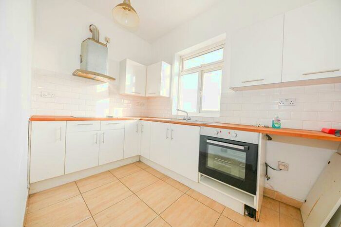 2 Bedroom Flat To Rent In Portsmouth Road, Portsmouth, PO6