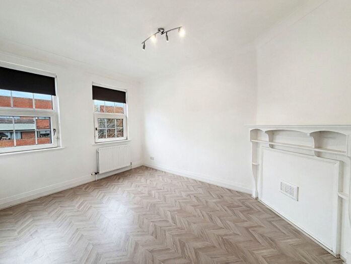 3 Bedroom Flat To Rent In Ballards Lane, Finchley, N3