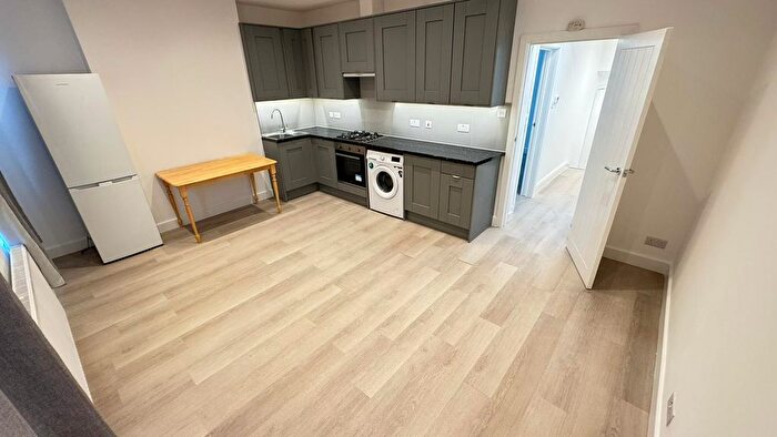 3 Bedroom Flat To Rent In Wood Green, N22