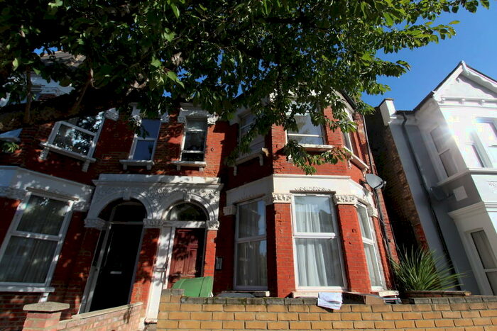 Studio To Rent In Lausanne Road, London, N8