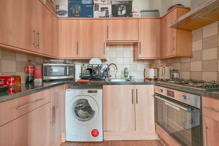 2 Bedroom Flat To Rent In Uxbridge Road, Shepherd's Bush, London, W12