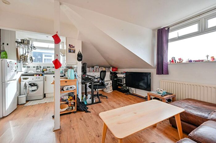 2 Bedroom Flat For Sale In Oxford Road, Ealing, London, W5