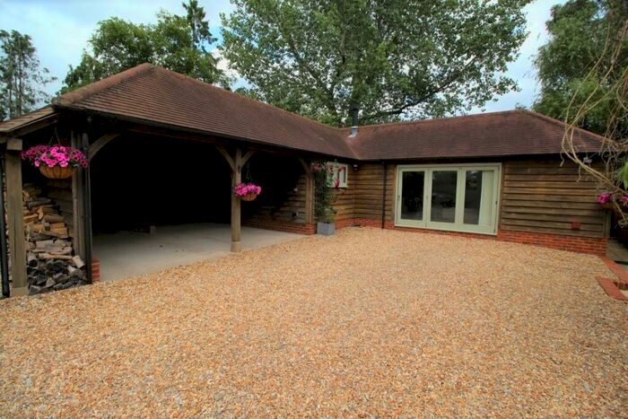 2 Bedroom Detached Bungalow To Rent In Green Lane, Tutts Clump, RG7