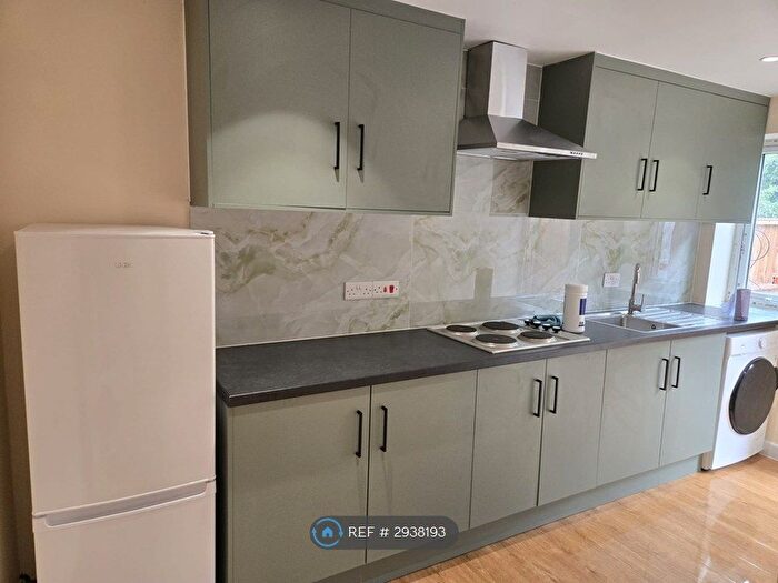 3 Bedroom Flat To Rent In Argyle Road, Hounslow, TW3