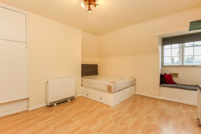 Studio To Rent In Lyttelton Road, N2