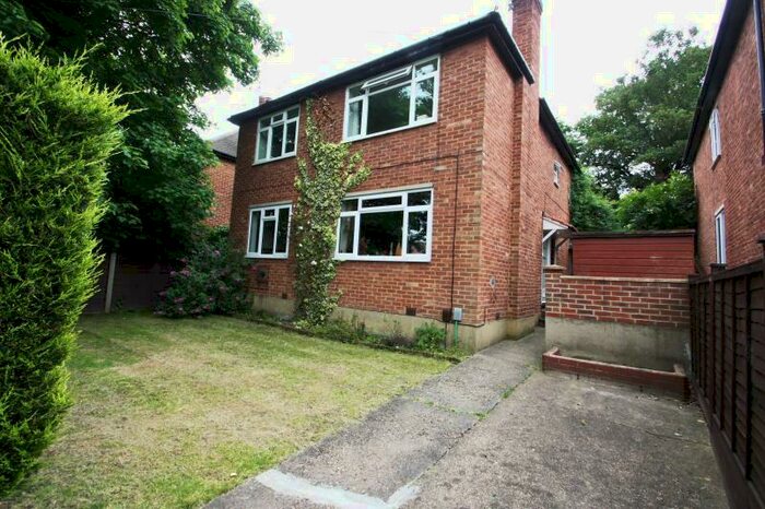 3 Bedroom Apartment To Rent In Woodlands Ave, West Byfleet, KT14