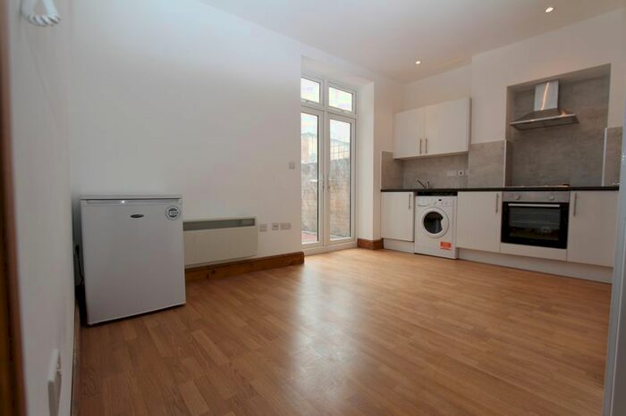 Studio To Rent In High Road, London, N22