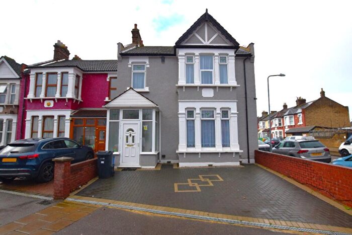 4 Bedroom End Of Terrace House To Rent In Aldborough Road South, Ilford, London, IG3