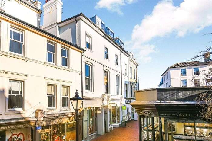 2 Bedroom Flat To Rent In Chapel Place, Tunbridge Wells, Kent, TN1