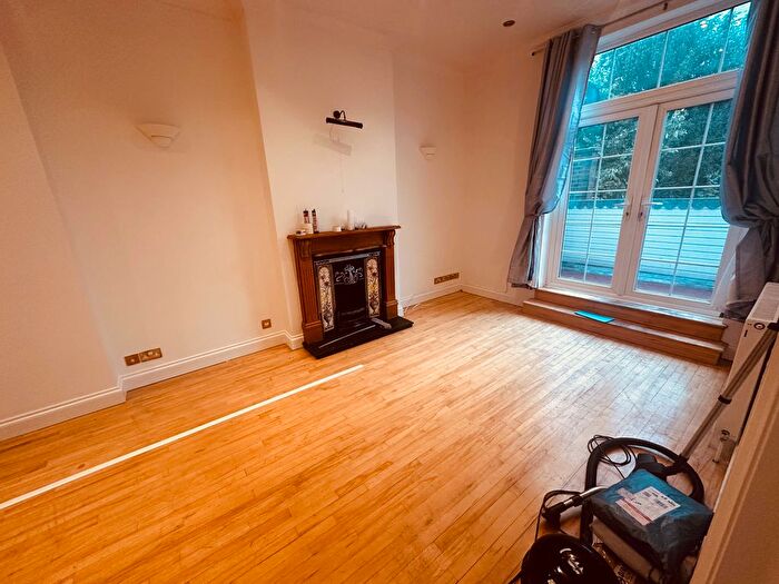 3 Bedroom Flat To Rent In Friern Park, London, N12