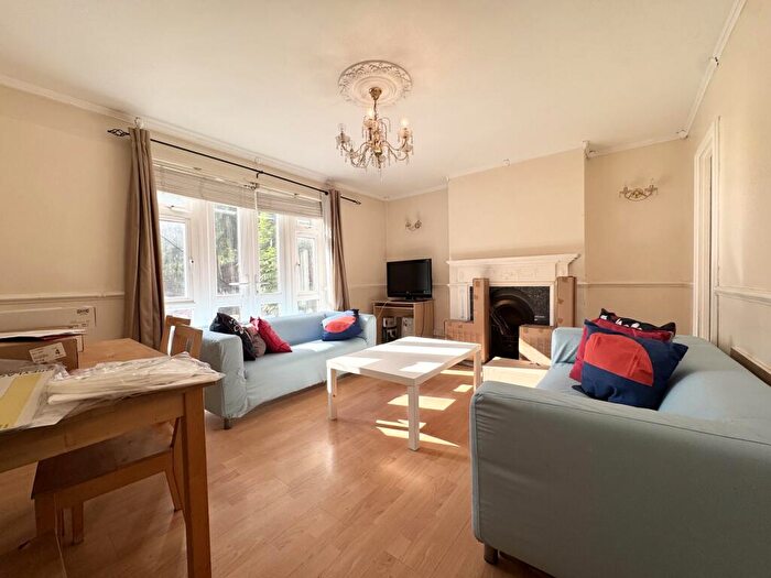 3 Bedroom Flat To Rent In Sylvia Court, Cavendish Street, Old Street, N1