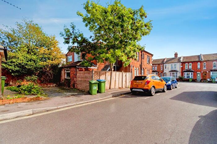 2 Bedroom Flat For Sale In Milton Road, Southampton, Hampshire, SO15