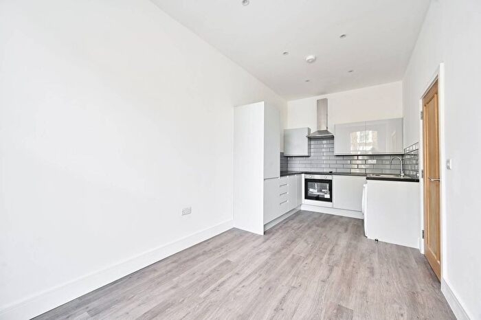 3 Bedroom Flat To Rent In Earls Court Road, Earls Court, London, SW5