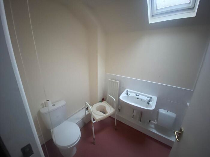 1 Bedroom Flat For Sale In Hinds Head, High Street, Lambourn, Hungerford, Berkshire, RG17