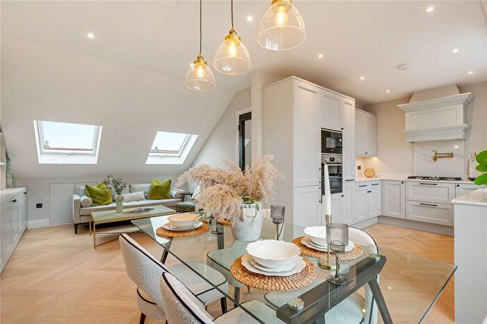 3 Bedroom Flat For Sale In Thirsk Road, SW11