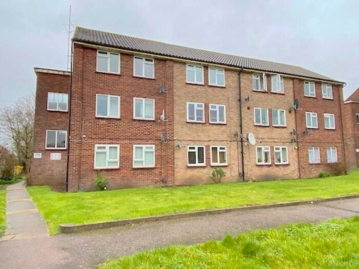 2 Bedroom Flat To Rent In Farm Way, Bushey, Hertsmere, Hertfordshire, WD23
