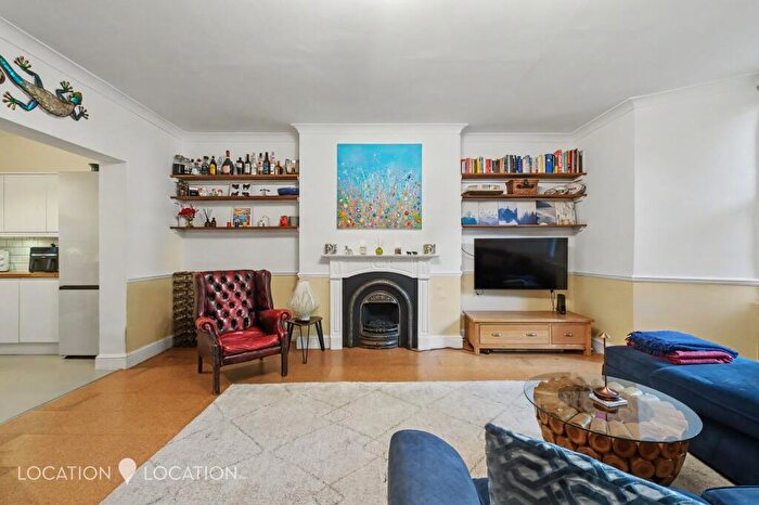 2 Bedroom Maisonette For Sale In Amhurst Road, Amhurst Road, E8