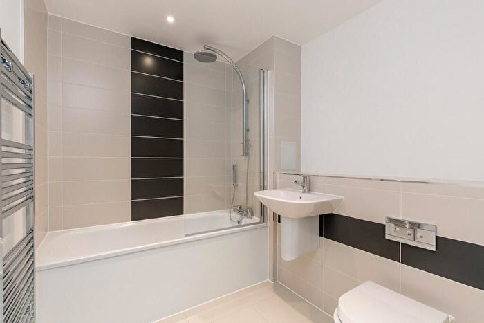 3 Bedroom Flat To Rent In Waterside Way, London, N17