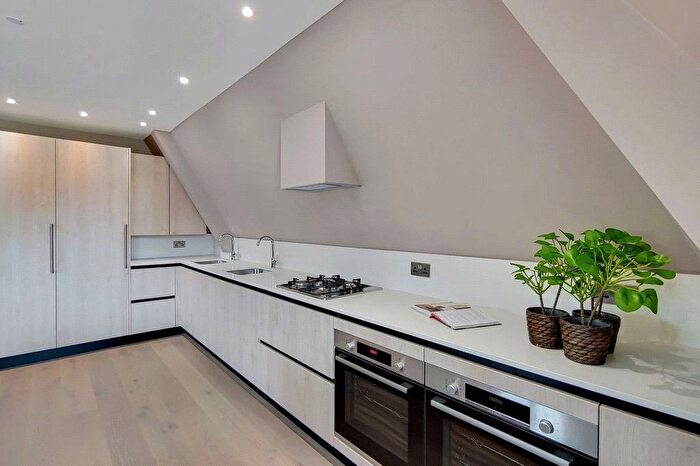 3 Bedroom Flat To Rent In Woodlands, Golders Green, NW11