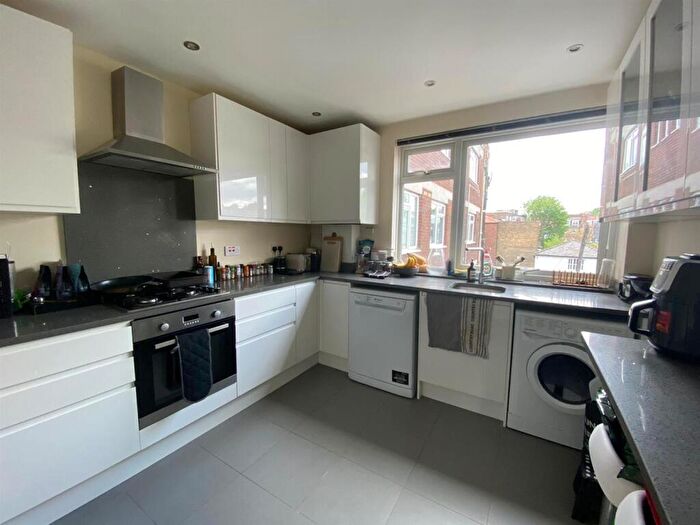 2 Bedroom Maisonette To Rent In West Avenue, London, NW4