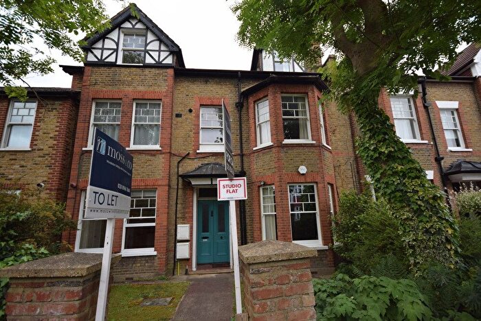 Studio To Rent In Merton Hall Road : Bath Furn, SW19