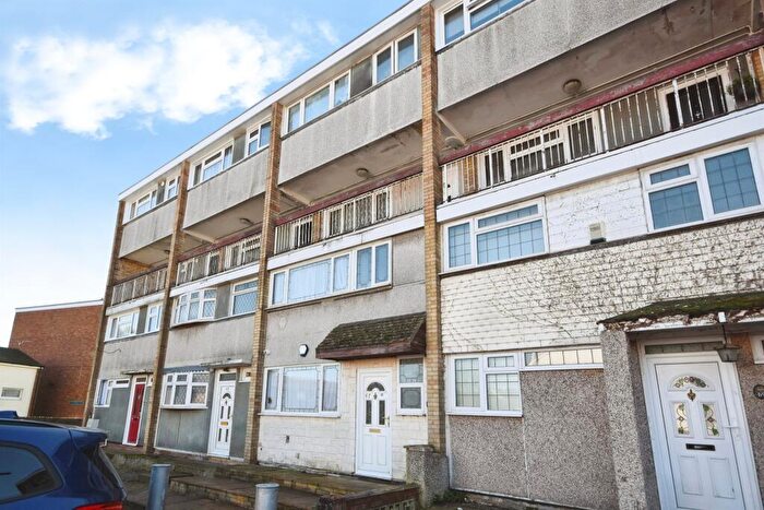3 Bedroom Maisonette For Sale In Southwark Path, Basildon, SS14