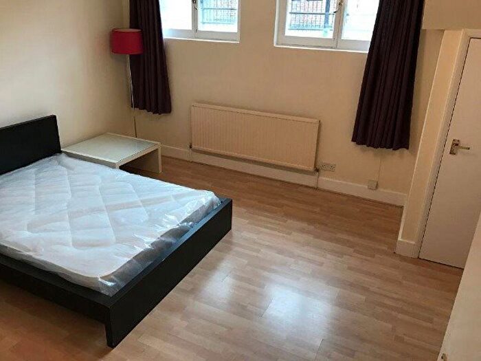 3 Bedroom Flat To Rent In London, , Aldgate East, Settles St -, E1