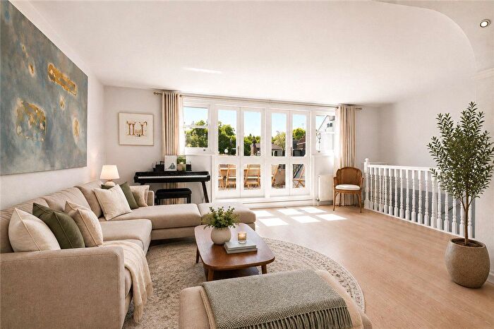 3 Bedroom Flat To Rent In Barkston Gardens, Earls Court, London, SW5