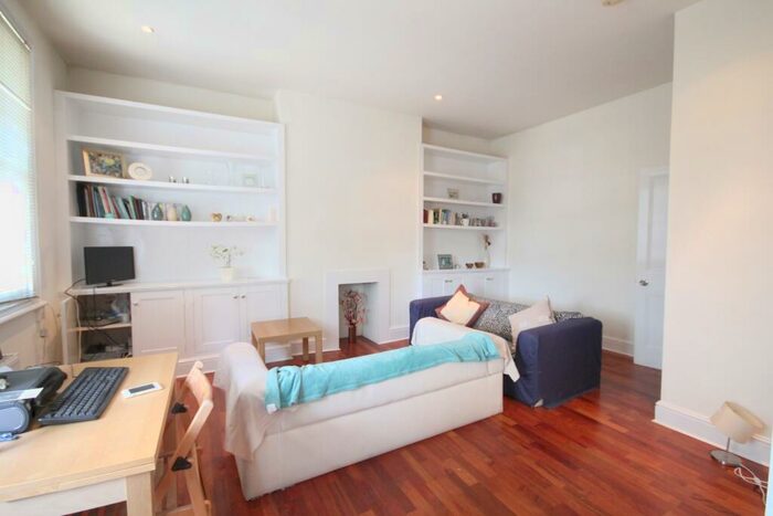 2 Bedroom Flat To Rent In Hillmarton Road, Islington, N7