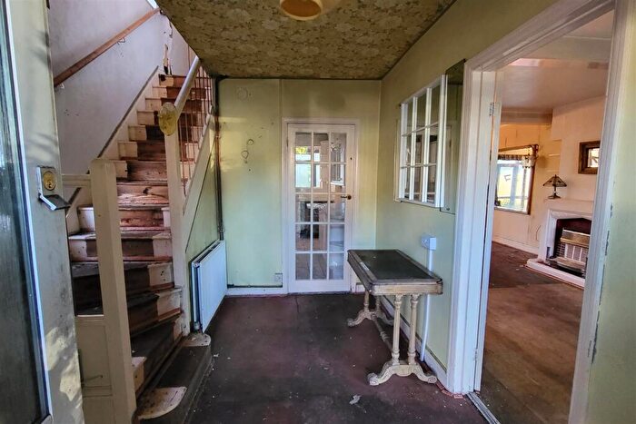 3 Bedroom Semi Detached House For Sale In Gloucester Gardens, Cockfosters, EN4