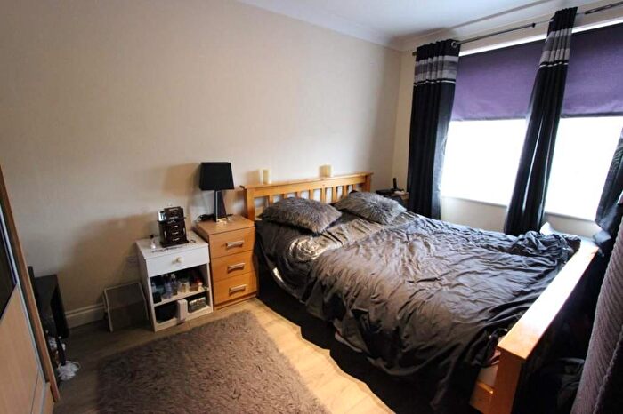 2 Bedroom Flat To Rent In Valley Avenue, London, N12