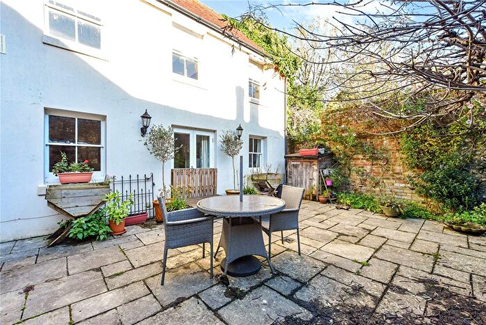 2 Bedroom Flat To Rent In St. Peters, Chichester, PO19