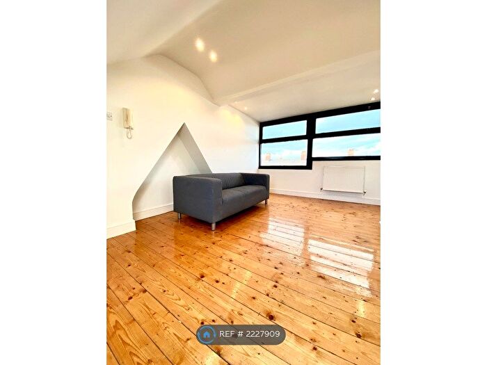 2 Bedroom Maisonette To Rent In Arran Street, Cardiff, CF24