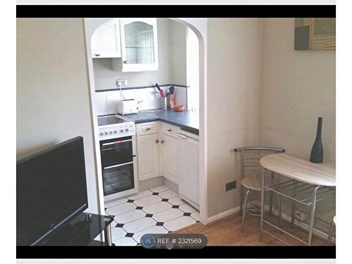 1 Bedroom Flat To Rent In Chantrell Court, Leeds, LS2