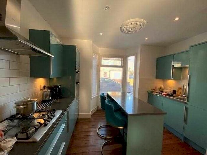 3 Bedroom Terraced House To Rent In Bath Road, Slough, SL1