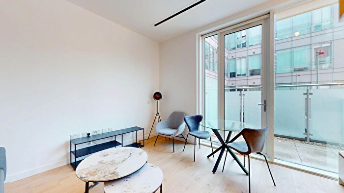 1 Bedroom Flat To Rent In Great West Road, Brentford, TW8