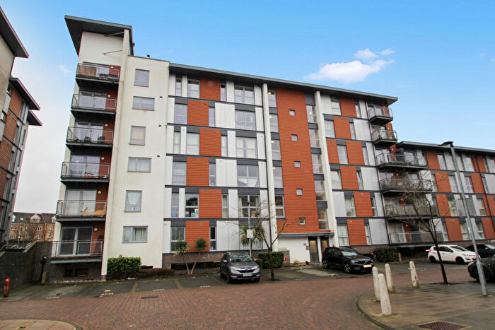 2 Bedroom Flat To Rent In Commonwealth Drive, Three Bridges, Crawley, RH10