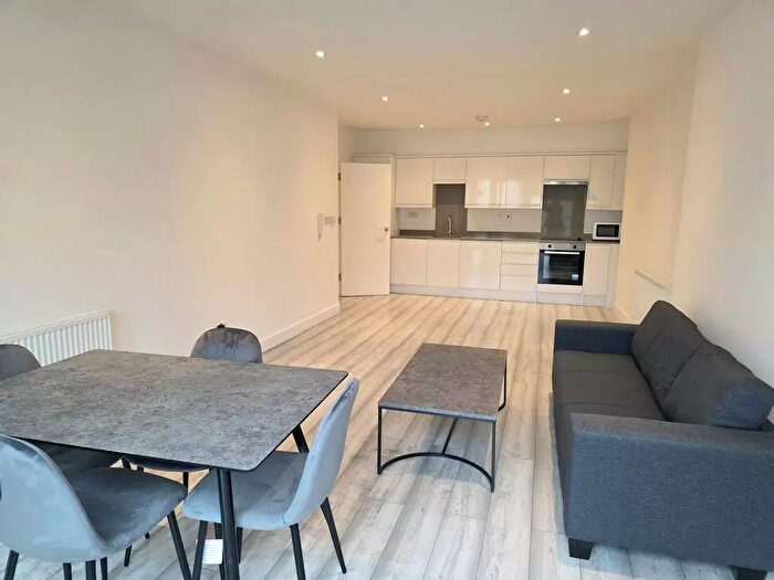 2 Bedroom Flat To Rent In High Street, Hounslow, TW3