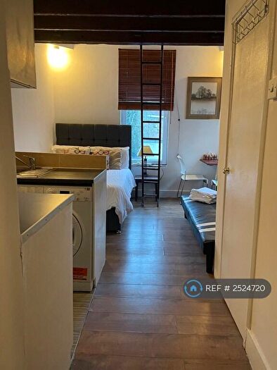 Studio To Rent In Ballards Lane, London, N3