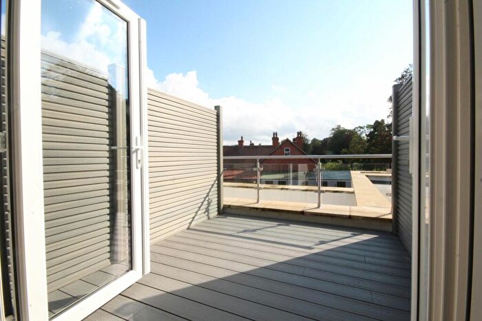 2 Bedroom Apartment For Sale In The Green, Surrey, CR6
