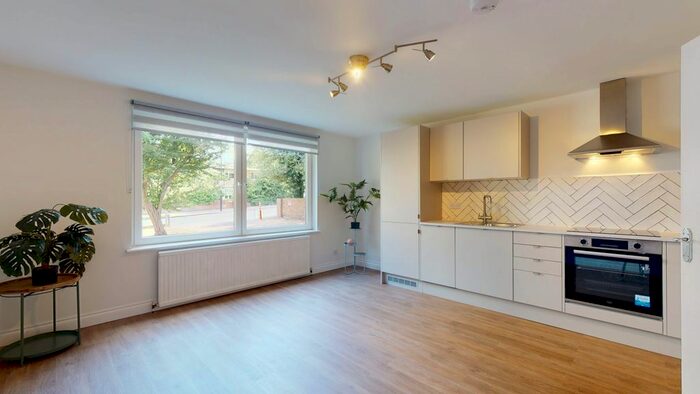 2 Bedroom Flat To Rent In Chestnut Court, South Croydon, Surrey, CR2
