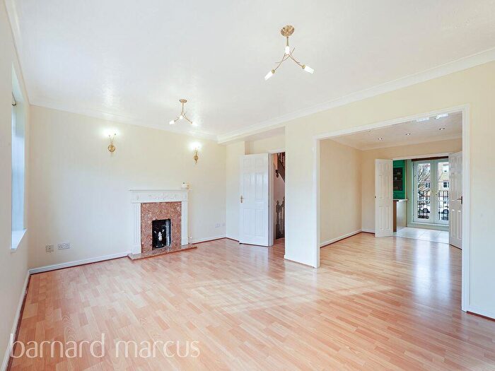 5 Bedroom Town House To Rent In Ribblesdale Avenue, N11