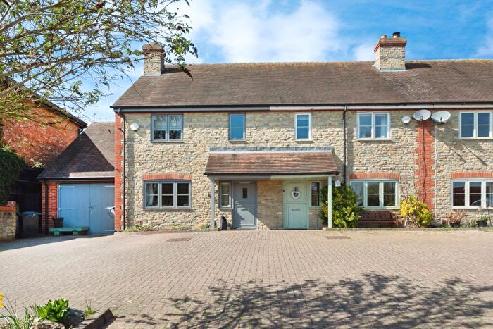 4 Bedroom Terraced House For Sale In Stratford Road, Cosgrove, Milton Keynes, Northamptonshire, MK19