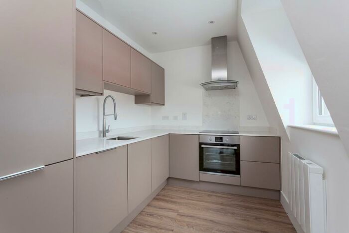 2 Bedroom Flat To Rent In High Road, Ongar, CM5