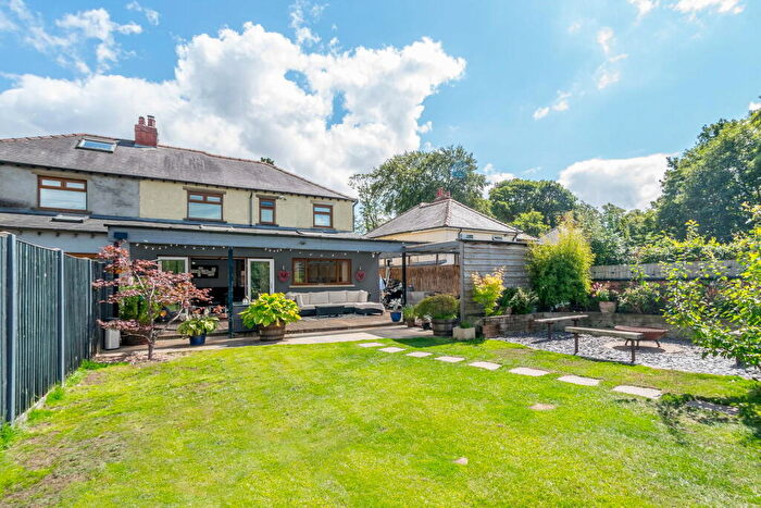 5 Bedroom Semi-Detached House For Sale In Turnshaw Road, Kirkburton, HD8