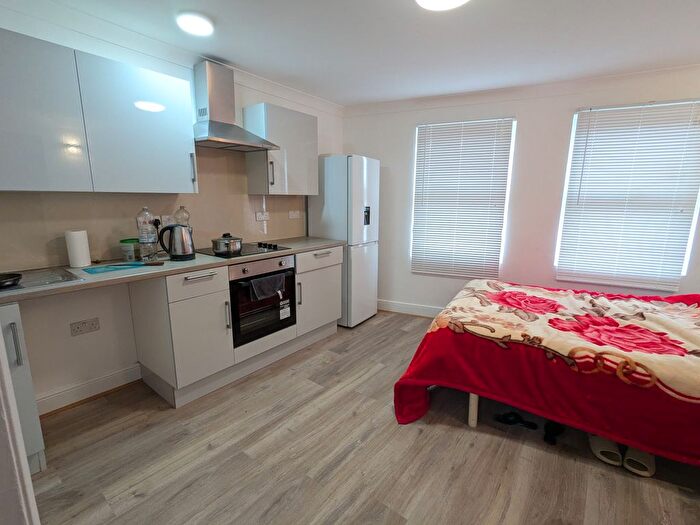 2 Bedroom Flat To Rent In High Road, Willesden, London, NW10